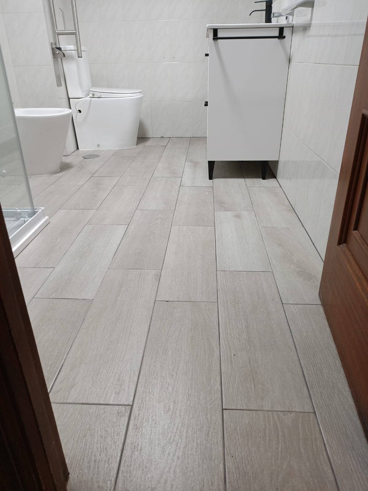 Baño con suelo nuevo terminado