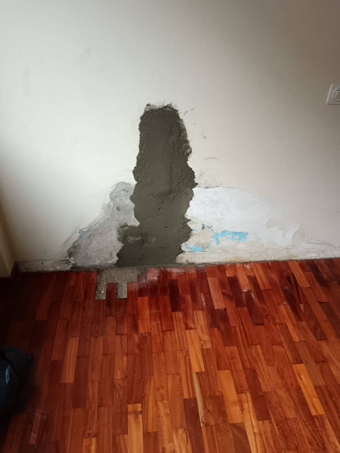 Reparación de humedad en pared tras fuga