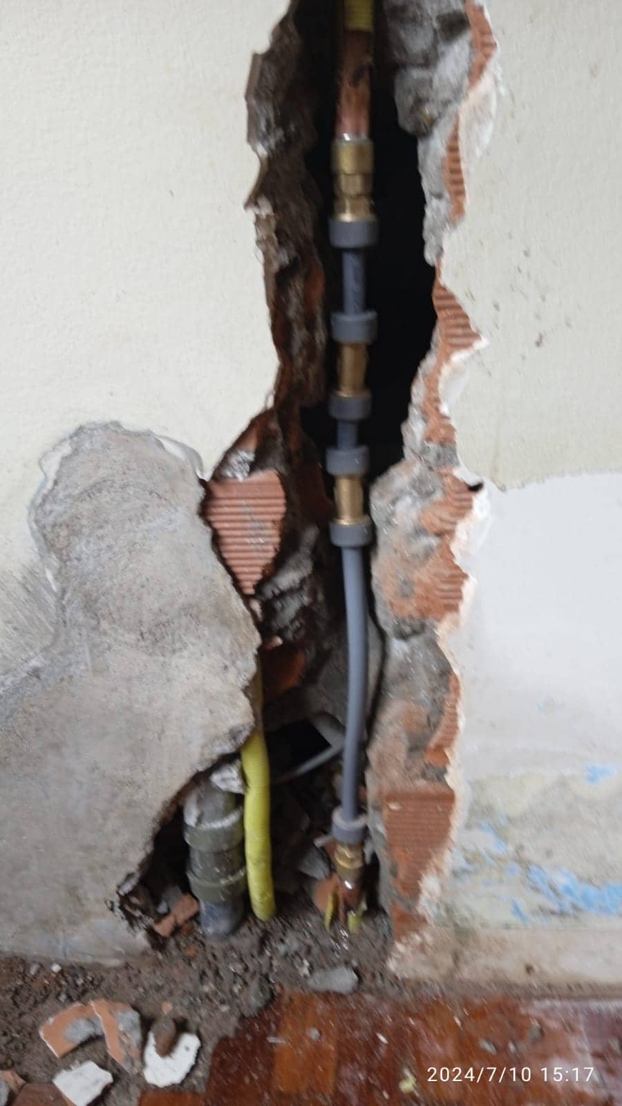 Reparación de tubería de cobre en pared